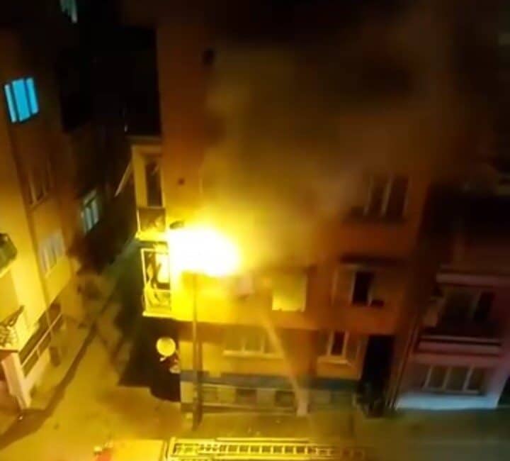Bursa'da bir binanın balkonunda çıkan yangın sırasında dumanları gören mahalle
