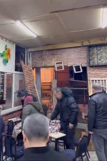 Sırameşeler Mahallesi’ndeki bir kahvehanede duvarlar çökmeye başladı, masadaki vatandaşlar oyunu
