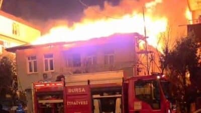 Bursa'nın İznik ilçesinde iki katlı bir evin çatı kısmında çıkan