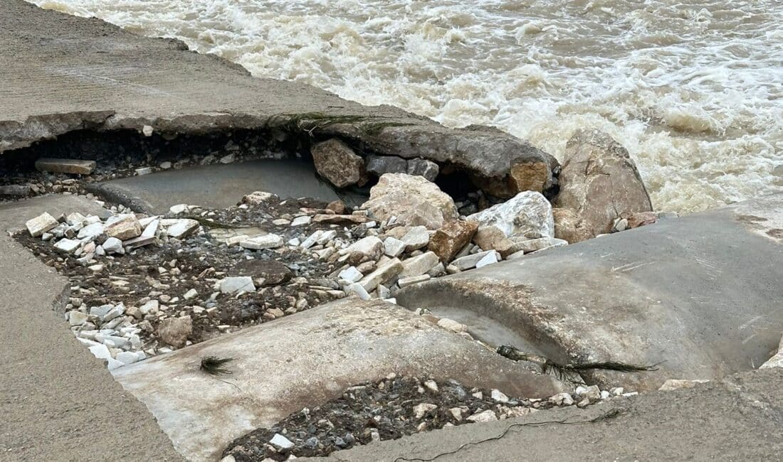 Mustafakemalpaşa'nın Yamanlı Mahallesi'nde mesire alanına geçişi sağlayan köprüdeki hasar, üzerinden