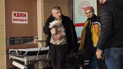 Bursa’nın İnegöl ilçesinde meydana gelen olayda, kamyonetin kasa kapağına elini