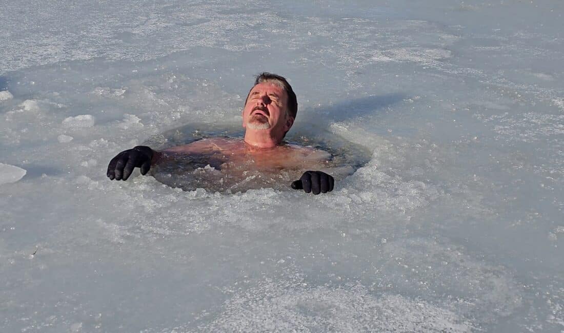 Bursalı dağcı yıllar önce başlattığı buz tutan göle girme geleneğini