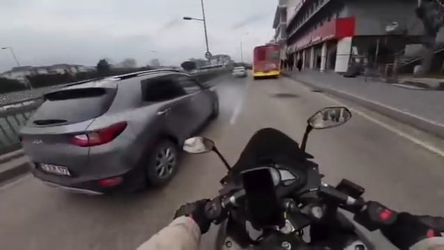 Bursa'da motosikletli sürücünün ölümden döndüğü anlar kask kamerasına yansıdı.