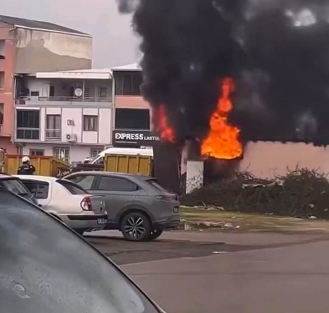 Bursa'da patlama sonucu trafoda çıkan yangın paniğe neden oldu.