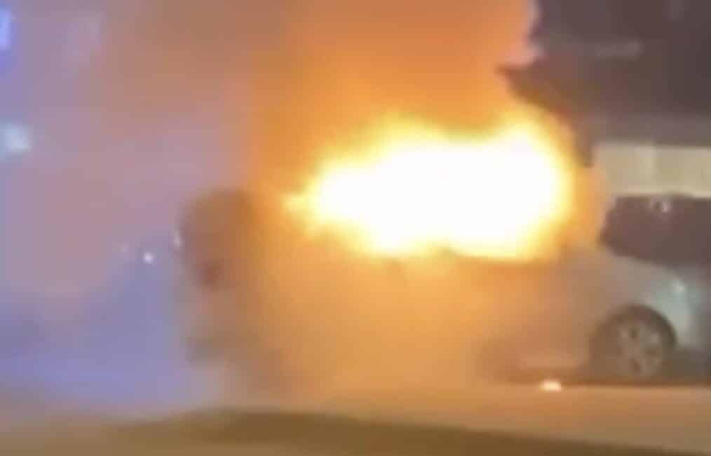 Bursa'nın Osmangazi ilçesine bağlı Soğanlı Mahallesi'nde akşam saatlerinde park halindeki