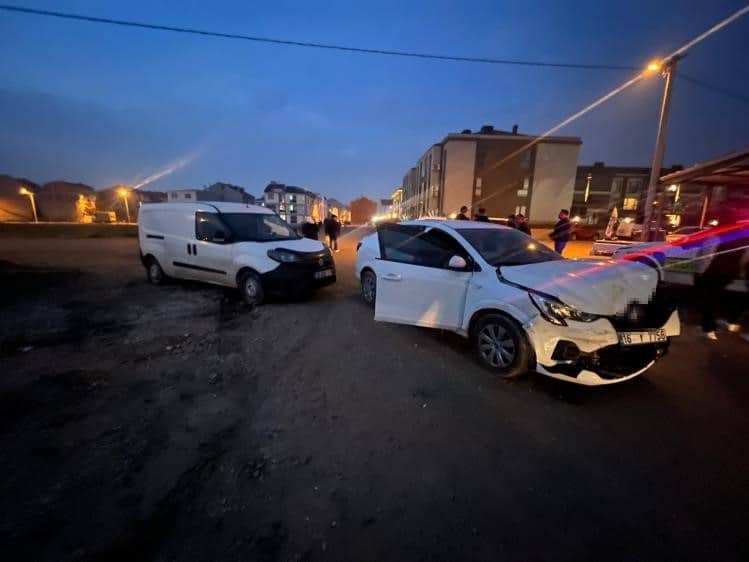  Bursa'nın İnegöl ilçesinde meydana gelen kazada araçlar çarpıştı; 2 kişi