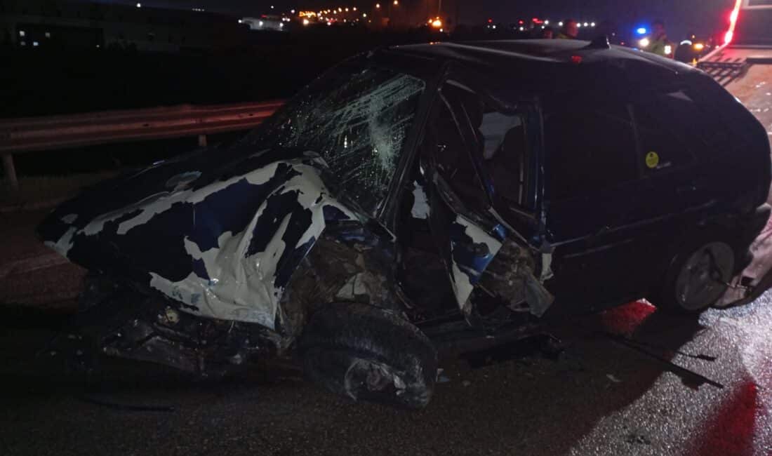 Bursa'da kontrolden çıkan otomobil bariyerlere çarptı. Kazada araçta sıkışan 2