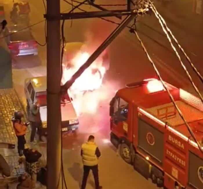 Bursa'da akşam saatlerinde seyir halindeki bir otomobilde önce dumanlar çıktı,