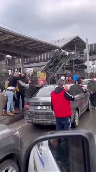 Bursa'da zincirleme trafik kazası sonrası araçlarından inen sürücüler birbirine girdi.