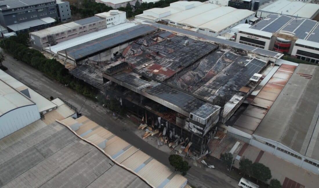 Bursa'da gece saatlerinde alevler teslim olan kimyasal kaplama fabrikası sabahın