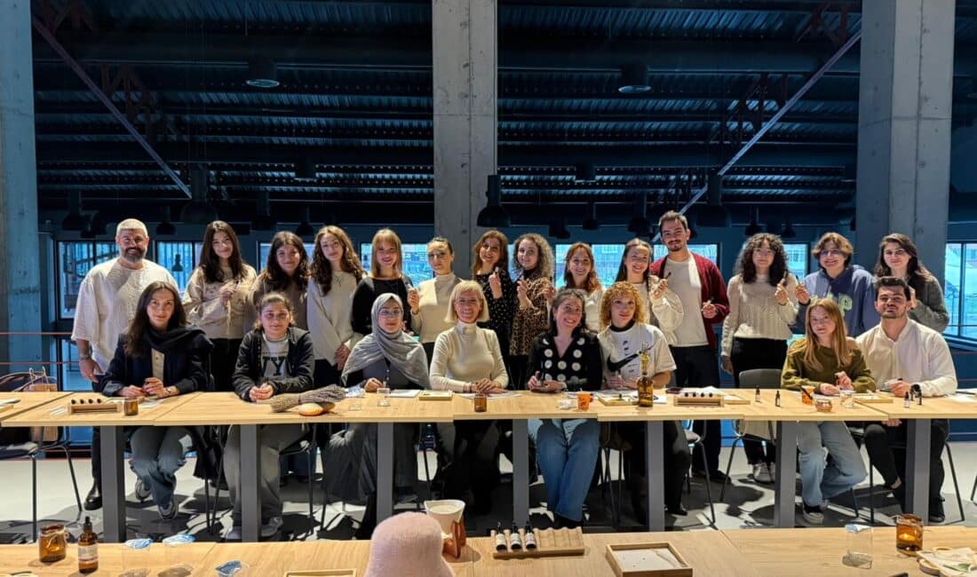 Nilüfer Belediyesi’nin düzenlediği "Aromaterapi Doğal Parfüm Atölyesi"nde katılımcılar, koku duyusunu