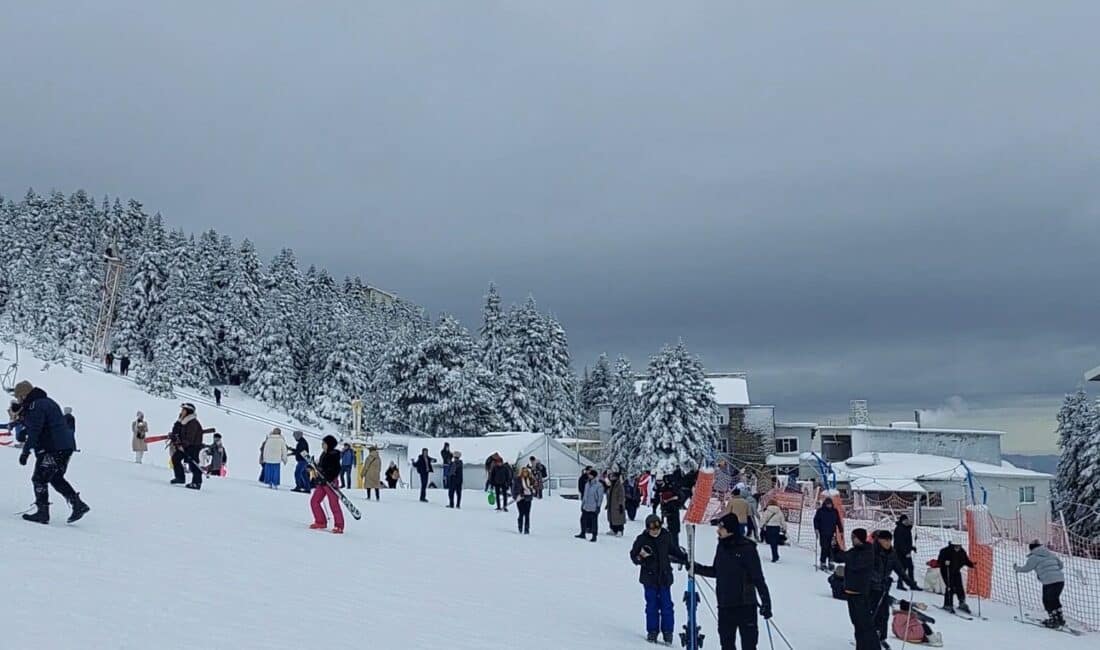 Kış turizminin gözde merkezlerinden Uludağ, yarıyıl tatilinde yoğun ilgi gördü.
