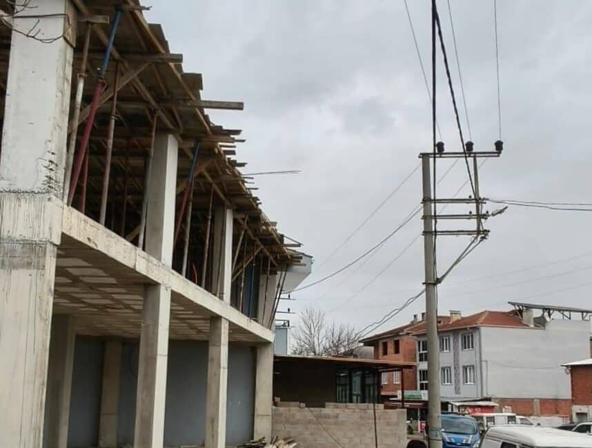 Bursa'nın İnegöl ilçesinde meydana gelen olayda elektrik akımına kapılan işçi