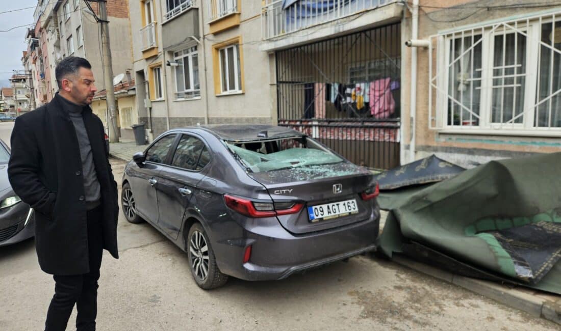 Bursa'nın İnegöl ilçesinde gece saatlerinde etkili olan lodos, bir apartmanın