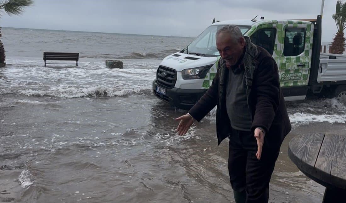 Marmara Denizi'nde etkili olan fırtına nedeniyle oluşan dev dalgalar, Bursa'nın