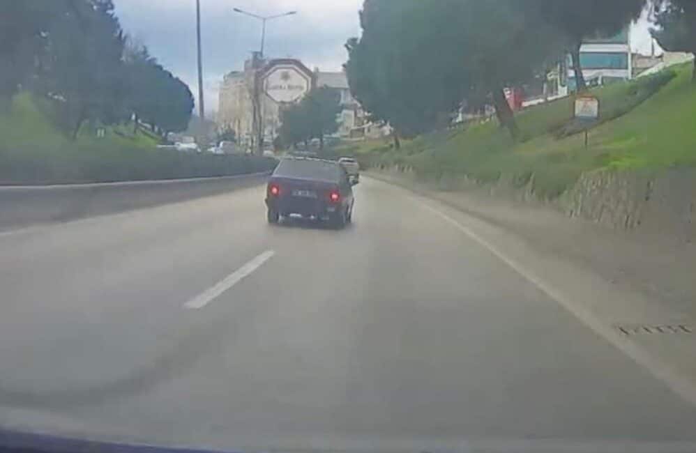 Bursa’da seyir halindeyken, kaldırımda yürüyen çocukların üzerine araç süren sürücü,