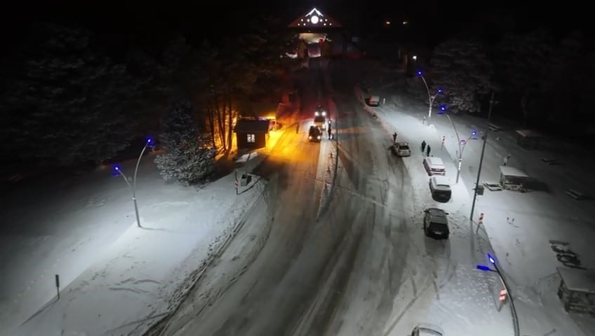 Uludağ’da dün akşam saatlerinde etkisini artıran kar yağışı sonrası kar