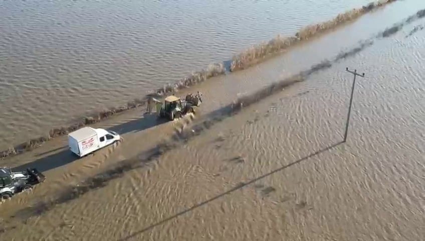 Bursa'nın Karacabey ilçesinde eriyen kar sularının dereyi taşırması sonucu yol