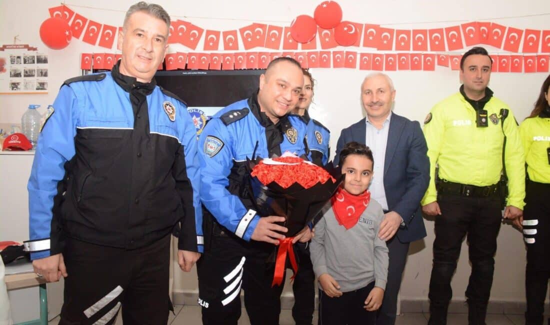 Bursa'da ilkokul öğrencilerinin daveti üzerine okulu ziyaret eden polis ekipleri,