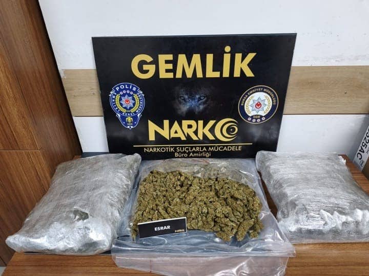 Bursa İl Emniyet Müdürlüğü ekiplerince düzenlenen operasyonda 3 kilo 700