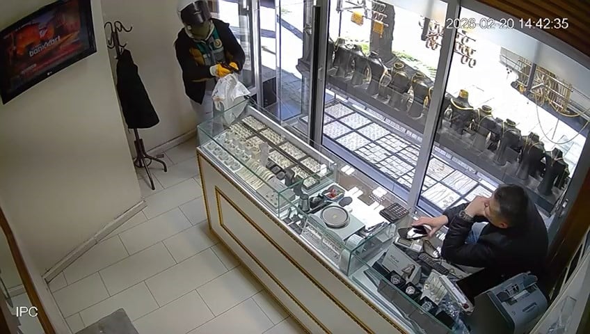 Bursa’nın Yenişehir ilçesinde, bir kuyumcuya motosiklet kaskıyla girip poşetten silah