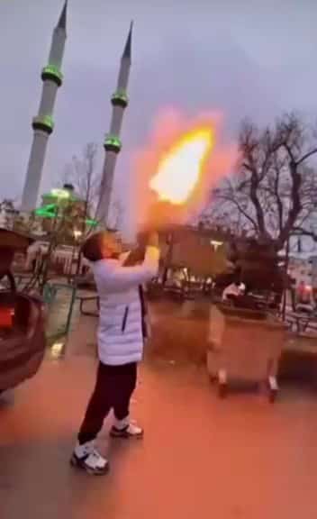 Bursa’nın Nilüfer ilçesinde bir şahıs, cadde ortasında pompalı tüfekle havaya