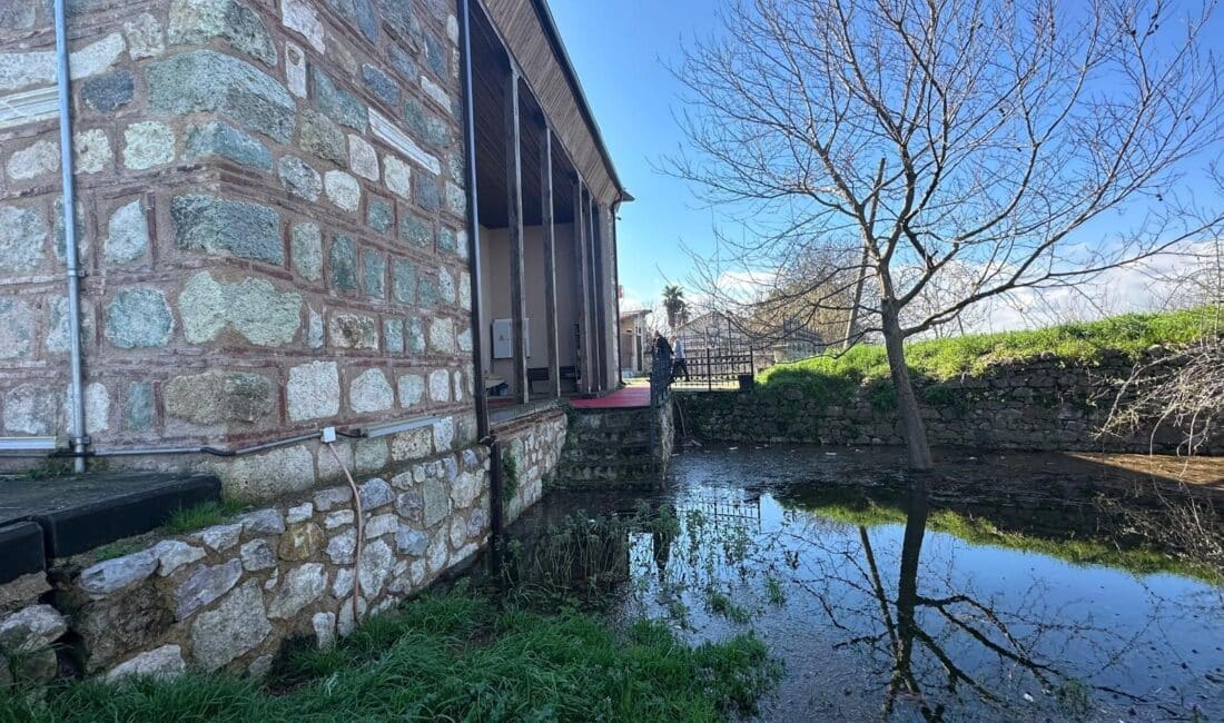 Uluabat Gölü'nün suları Bursa'nın Karacabey ilçesine bağlı Uluabat Mahallesi'ndeki 625