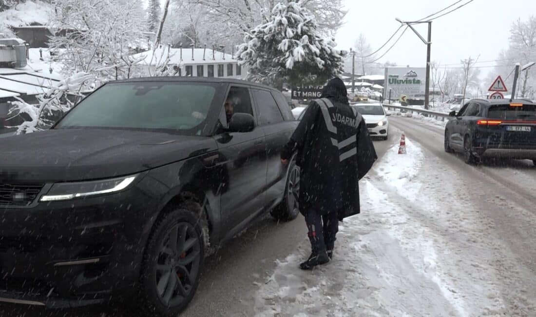 Bursa'da sabah saatlerinde etkili olan yoğun kar yağışıyla birlikte Uludağ