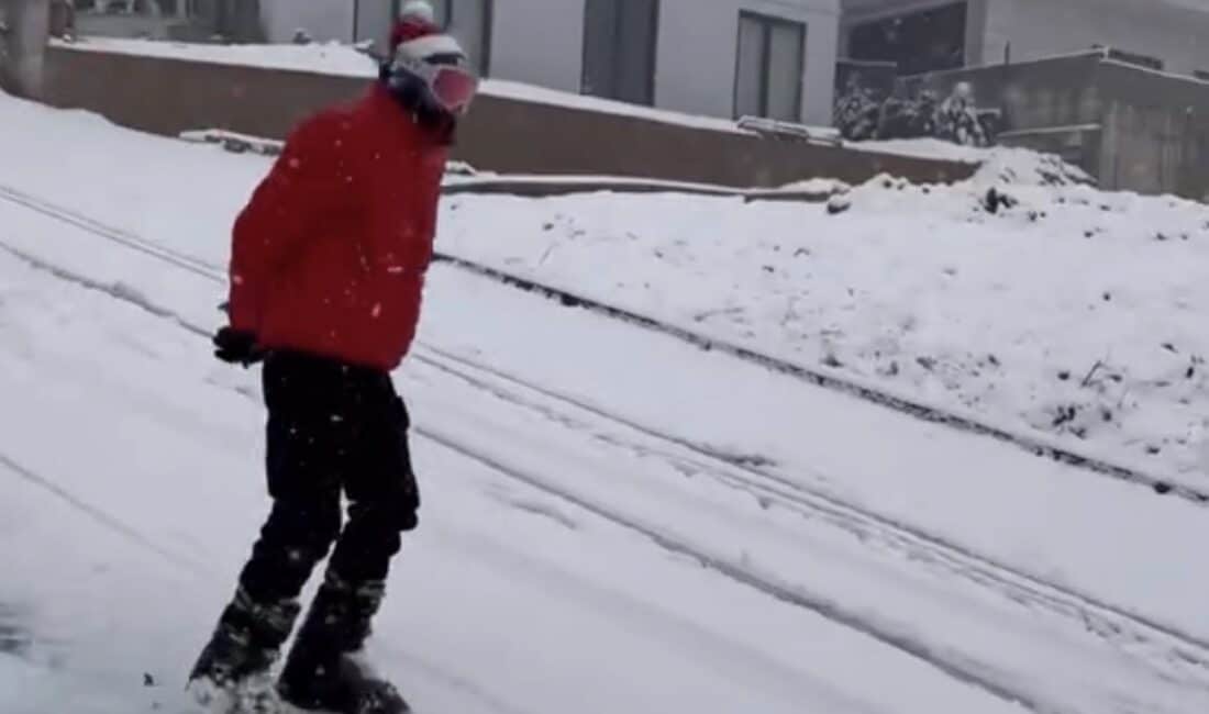 Bursa'da şehir merkezine yağan karı fırsata çeviren bir kişi, kayak