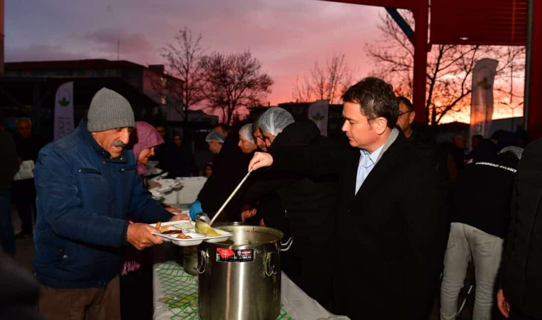 Osmangazi Belediyesi’nin mahalle iftarları kapsamında Panayır Mahallesi’nde kurduğu gönül sofrası,