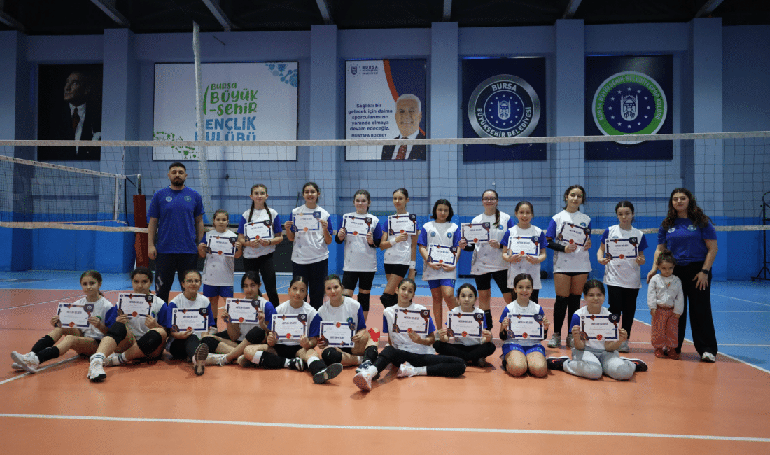 Bursa Büyükşehir Belediyesi tarafından düzenlenen Kış Spor Okulları’nda katılan çocuklar