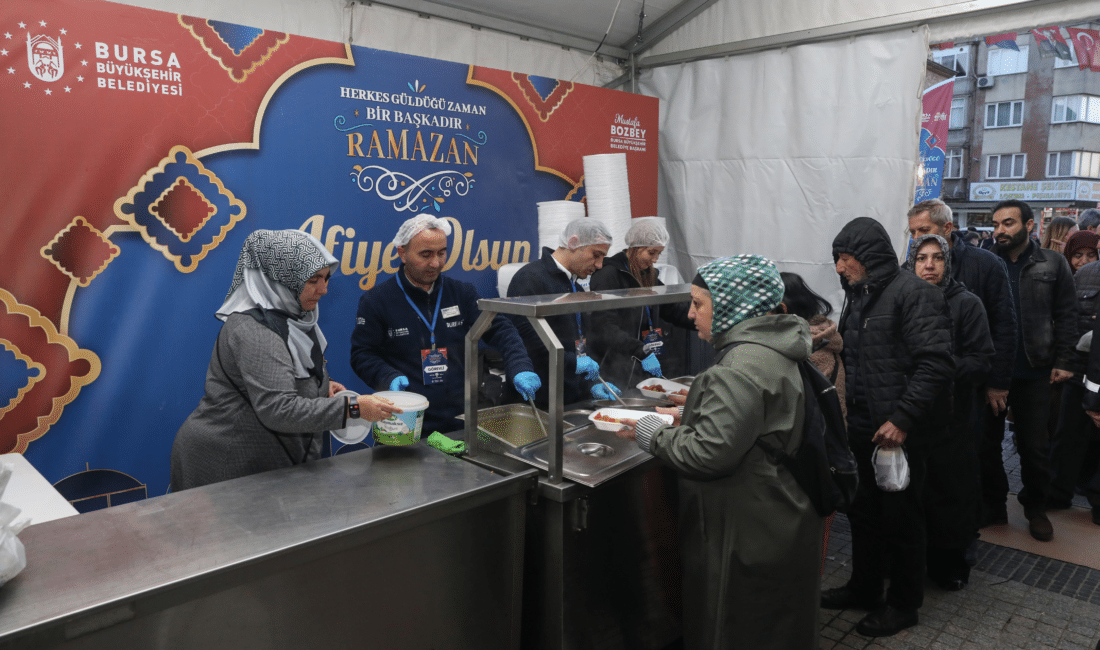 Bursa’nın dört ayrı noktasında kurduğu iftar sofralarında binlerce vatandaşı buluşturan