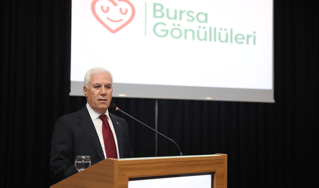 Bursa Büyükşehir Belediyesi’nin düzenlediği iftar programında ‘Bursa Gönüllüleri’ ile bir