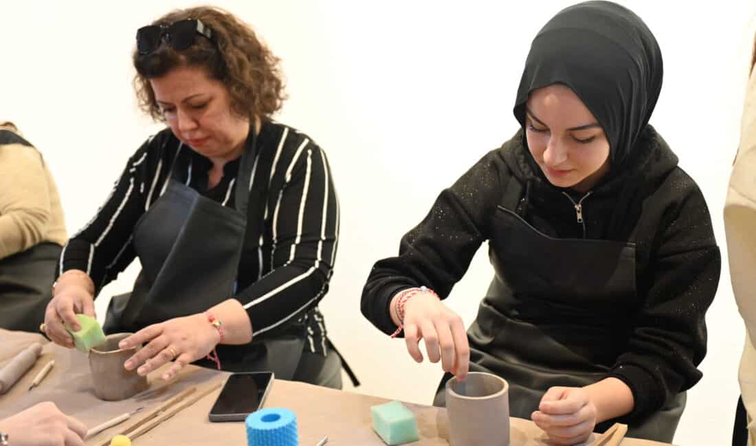Bursa Büyükşehir Belediyesi’nin Ramazan ayı etkinlikleri kapsamında düzenlediği seramik atölyesine