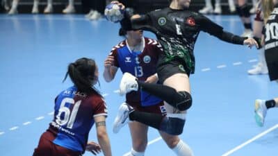 Kadınlar Hentbol Süper Ligi’nde zirvede yer alan Bursa Büyükşehir Belediyespor,