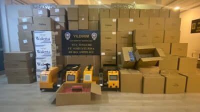 Bursa'da polis ekiplerince kaçak sigara imalathanesine yapılan operasyonda 460 kilo