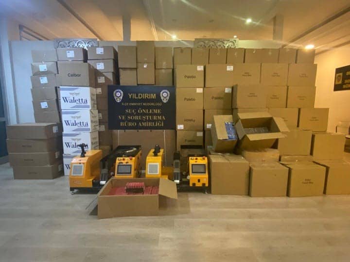 Bursa'da polis ekiplerince kaçak sigara imalathanesine yapılan operasyonda 460 kilo