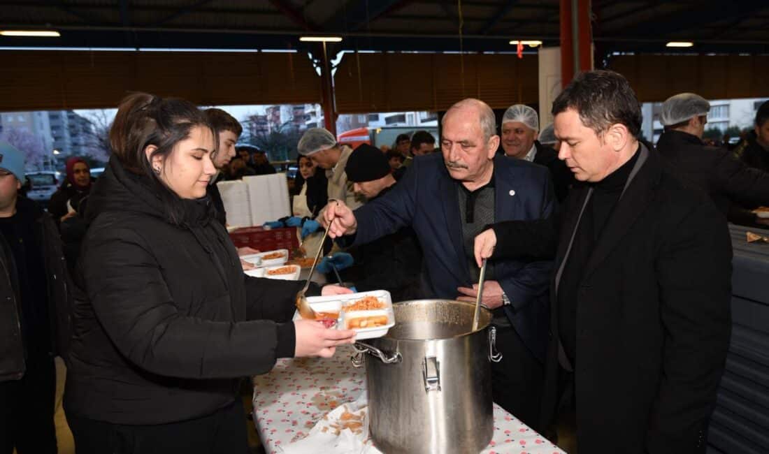 Osmangazi Belediyesi'nin mahalle iftarları kapsamında Hamitler Mahallesi'nde kurduğu 'Gönül Sofrası',