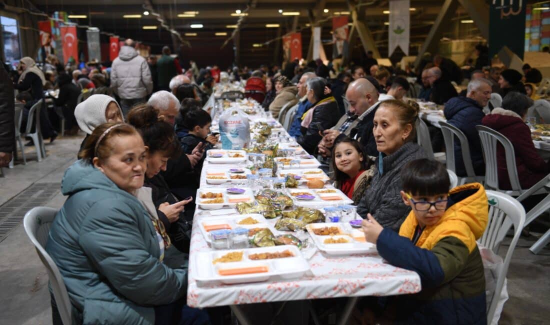 Osmangazi Belediyesi’nin 1050 Konutlar Mahallesi’nde kurduğu iftar sofrasında mahalle sakinleri