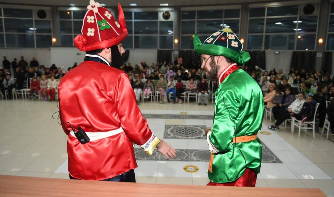 Osmangazi Belediyesi'nin Ovaakça Mahallesi'nde düzenlediği Karagöz orta oyunu ve sihirbazlık