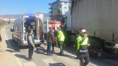 Bursa'nın Orhangazi ilçesinde tırın motosiklet ve kamyona çarpması sonucu meydana