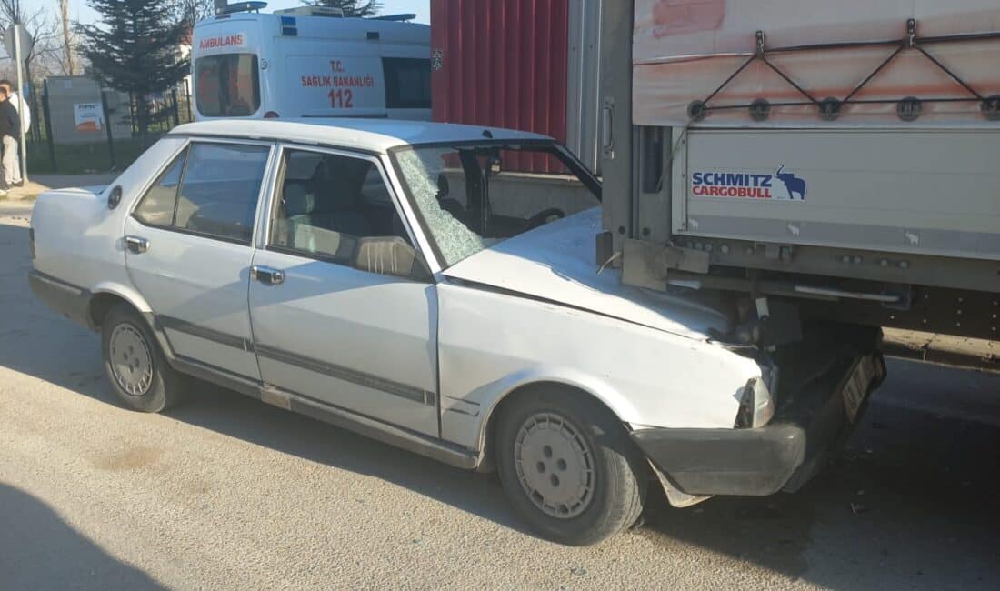 Bursa’nın İnegöl ilçesinde kontrolden çıkan otomobil, park halindeki tırın altına