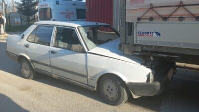 Bursa’nın İnegöl ilçesinde kontrolden çıkan otomobil, park halindeki tırın altına