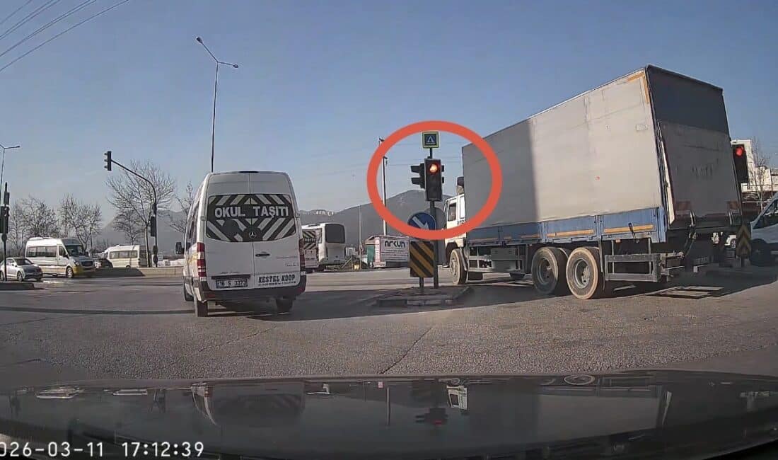 Bursa'nın Kestel ilçesinde kırmızı ışık ihlali yapan sürücüler trafiği tehlikeye