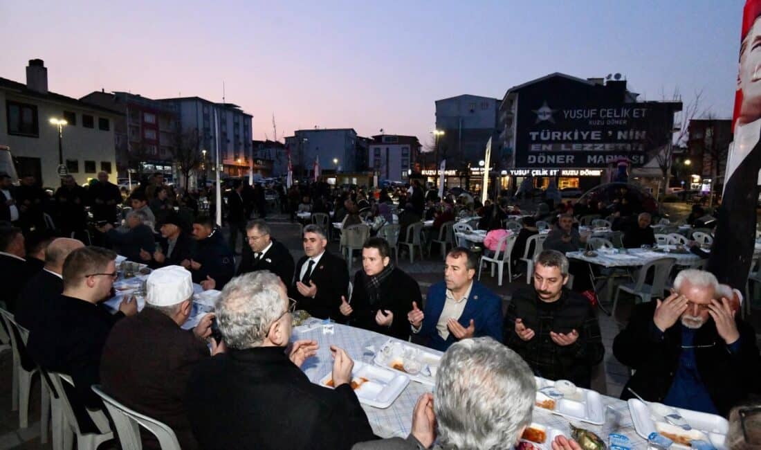 Osmangazi Belediyesi’nin Bağlarbaşı Mahallesi’nde kurduğu gönül sofrası, yüzlerce vatandaşı Ramazan’ın