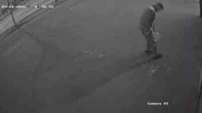 Bursa’da bir pizzacıyla anlaşması olan kurye firmasının sahibi, çalışanların maaşlarını