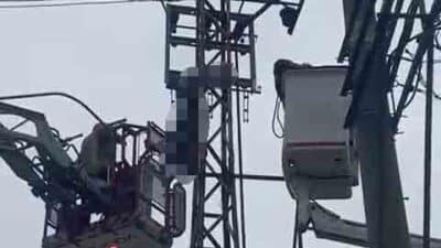 Bursa’da, iddiaya göre, hırsızlık yapmak için elektrik direğine çıkan bir