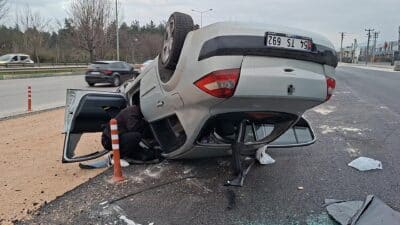 Bursa'nın Nilüfer ilçesinde kontrolden çıkan otomobil takla attı. Kazada araç