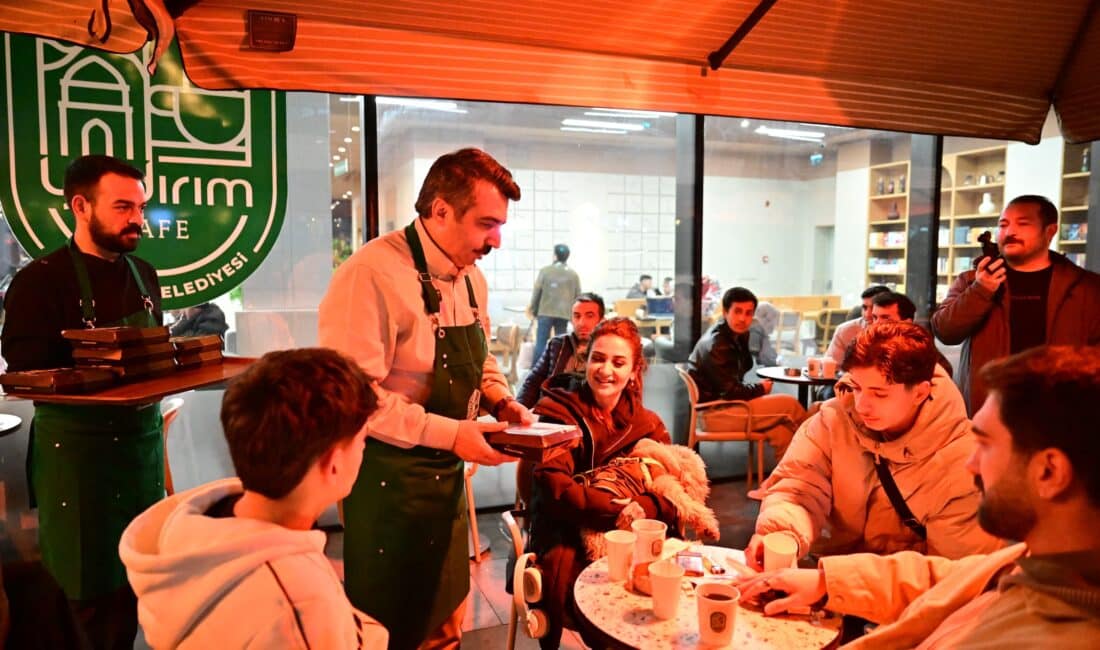 Yıldırım Belediye Başkanı Oktay Yılmaz, Tarihi Taş Fırın’da fırının başına