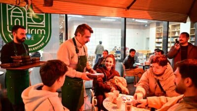 Yıldırım Belediye Başkanı Oktay Yılmaz, Tarihi Taş Fırın’da fırının başına